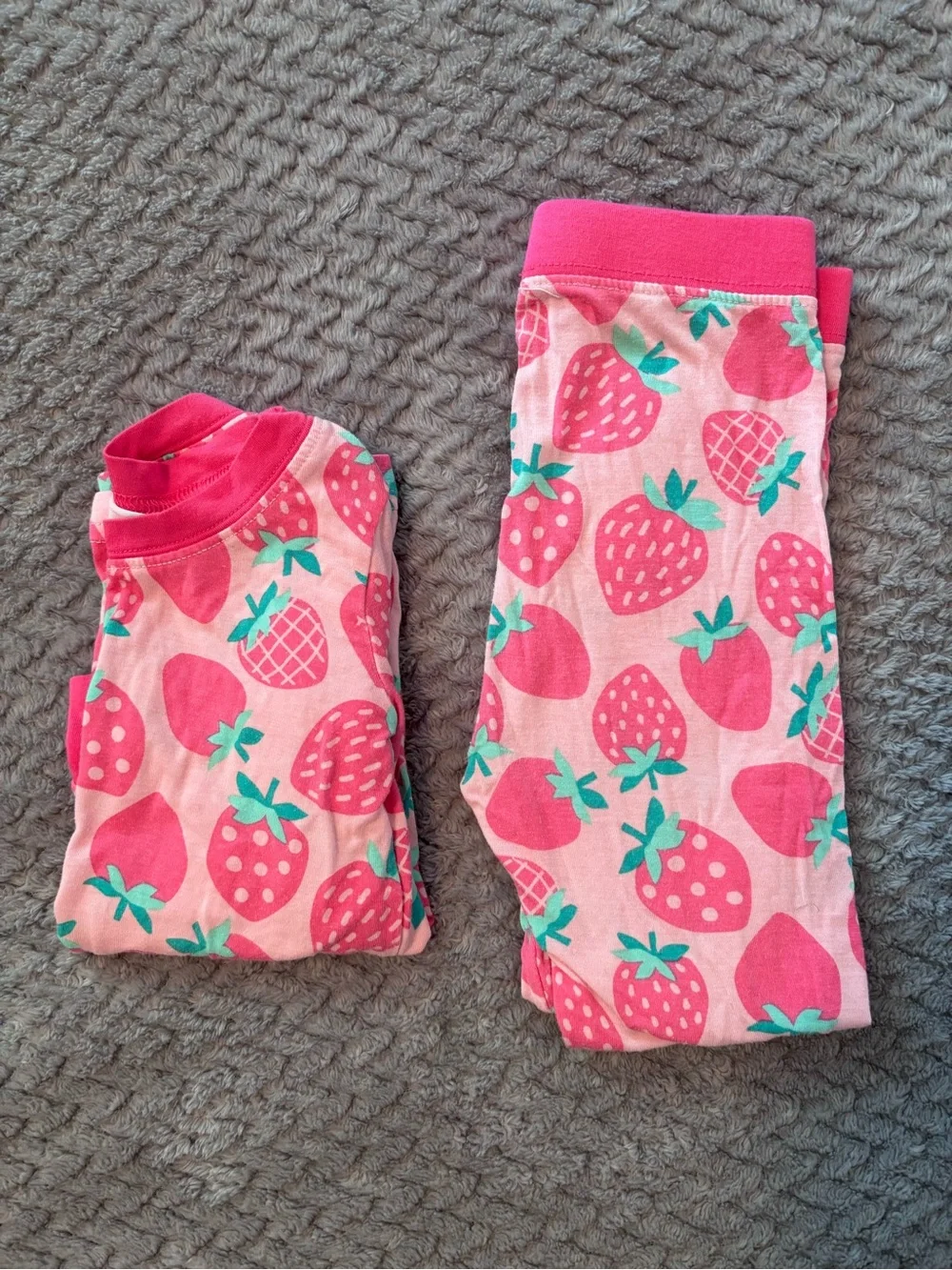 EUC Little Sleepies Pink Strawberry Print Kids Pajama Set. 12-18 Months.
